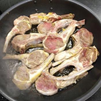 Lamm-Koteletts mit Minzjoghurt - <a href="https://www.genussfreak.de/lamm-koteletts-mit-minzjoghurt" target="_blank">zum Rezept</a> - (c) Jörg Bornmann