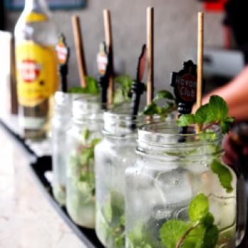 Mojito-Bowle - so läßt sich der Longdrink Klassiker gut für die Party vorbereiten - <a href="https://www.genussfreak.de/mojito-bowle" target="_blank">zum Rezept</a> - (c) aless39dlg auf Pixabay