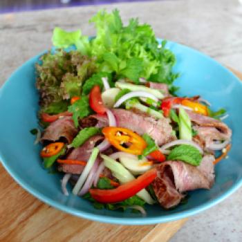 Yam Nuea: Gegrillter Thai-Rindfleischsalat - (c) Suan Bua Centara Grand Beach Resort & Villas Hua Hin