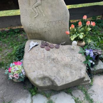 Tanz und Lebensfreude vor historischen Kulissen in der mährischen Slowakei: Ob Aprikosenfest oder Weinlese - gefeiert wird bei jeder Gelegenheit - (c) Herbert Barnehl
