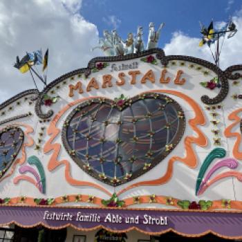 Oktoberfest 2023 – das Bier fließt und Dirndl und Lederhose dominieren die Wiesn - (c) Gabi Dräger