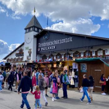Oktoberfest 2023 – das Bier fließt und Dirndl und Lederhose dominieren die Wiesn - (c) Gabi Dräger