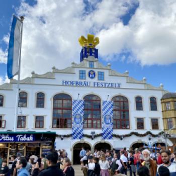 Oktoberfest 2023 – das Bier fließt und Dirndl und Lederhose dominieren die Wiesn - (c) Gabi Dräger
