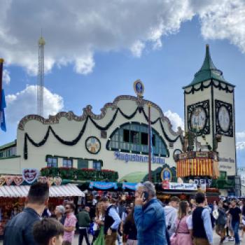 Oktoberfest 2023 – das Bier fließt und Dirndl und Lederhose dominieren die Wiesn - (c) Gabi Dräger