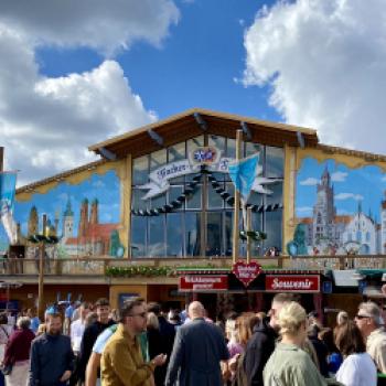Oktoberfest 2023 – das Bier fließt und Dirndl und Lederhose dominieren die Wiesn - (c) Gabi Dräger