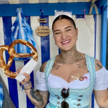 Oktoberfest 2023 – das Bier fließt und Dirndl und Lederhose dominieren die Wiesn - (c) Gabi Dräger