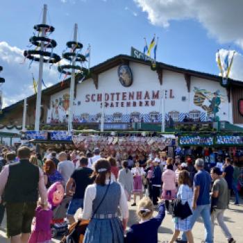 Oktoberfest 2023 – das Bier fließt und Dirndl und Lederhose dominieren die Wiesn - (c) Gabi Dräger