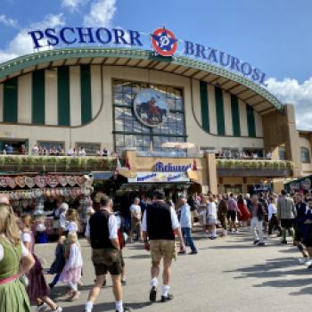 Oktoberfest 2023 – das Bier fließt und Dirndl und Lederhose dominieren die Wiesn - (c) Gabi Dräger