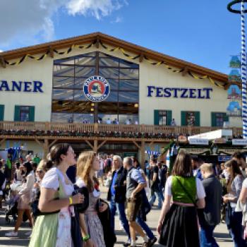 Oktoberfest 2023 – das Bier fließt und Dirndl und Lederhose dominieren die Wiesn - (c) Gabi Dräger