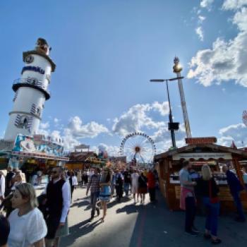 Oktoberfest 2023 – das Bier fließt und Dirndl und Lederhose dominieren die Wiesn - (c) Gabi Dräger