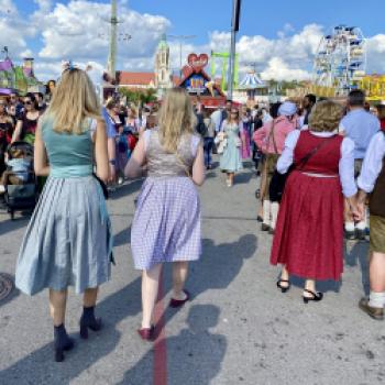 Oktoberfest 2023 – das Bier fließt und Dirndl und Lederhose dominieren die Wiesn - (c) Gabi Dräger