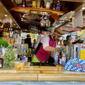 Oktoberfest 2023 – das Bier fließt und Dirndl und Lederhose dominieren die Wiesn - (c) Gabi Dräger