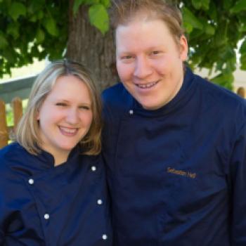 Stolz auf  Ihren Grünen Stern von Guide Michelin sind Sebastian Heil und Katharina Koros vom Landgasthof zur Post in Nieder-Moos - <a href="https://gasthofzurpost-nieder-moos.de/" target="_blank">(weitere Informationen zum Gasthof zur Post finden Sie hier)</a> - (c) Gasthof zur Post