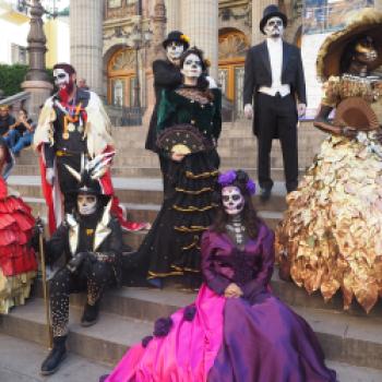 Schauspieler des prächtigen Teatro Principals haben ihre Antlitze als Totenköpfe geschminkt - (c) Enric Boixadós
