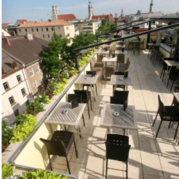 Deutsche Eiche in München – eine Institution, Restaurant und Hotel, Treffpunkt im Viertel, Hotspot, gute Küche, Schanigarten und coole Dachterrasse mit Bar - (c) Gabi Dräger