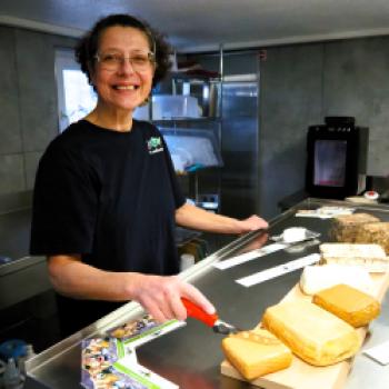 Rita Laudato aus Chiasso hat eine Nachtschicht hinter sich. Seit 1 Uhr morgens bereitet die Käserin mehrere Hundert Liter Milch auf, die nachts aus der Molkerei geliefert werden - (c) Sabine Ludwig