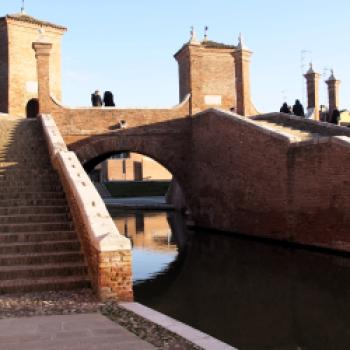 Das Wahrzeichen des Städtchens Comacchio im Po-Delta - (c) Jörg Bornmann