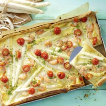 Blätterteigpizza mit Garnelen und Spargel - <a href="http://www.genussfreak.de/blaetterteigpizza-mit-garnelen-und-spargel" target="_blank">zum Rezept</a>  - (c) DeutscheSee Fischmanufaktur
