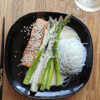 Lachs mit japanischer Hollandaise und grünem Spargel - <a href="https://www.genussfreak.de/lachs-mit-japanischer-hollandaise-und-gruenem-spargel" target="_blank">zum Rezept</a>  - (c) Deutschen Weininstitut