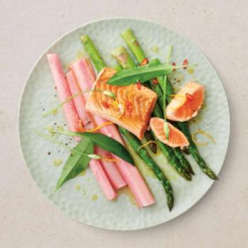 Lachs mit Rhabarber und Spargel - (c) DeutscheSee Fischmanufaktur