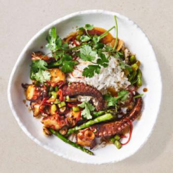 Pulpo mit grünem Spargel und Reis - (c) DeutscheSee Fischmanufaktur