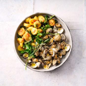 Herzmuscheln mit Miso-Kartoffelsalat und grünem Spargel - (c) DeutscheSee Fischmanufaktur