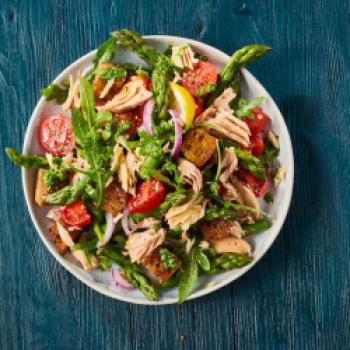 Spargelsalat mit Thunfisch und Pesto - <a href="http://www.genussfreak.de/spargelsalat-mit-thunfisch-und-pesto" target="_blank">zum Rezept</a>  - (c) DeutscheSee Fischmanufaktur
