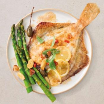 Gebratene Scholle in spicy Ingwer-Butter und grünem Spargel  (c) DeutscheSee Fischmanufaktur