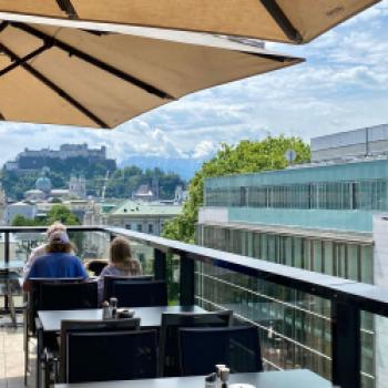 Bei schönem Wetter ist es spannend einmal die spektakulären Dachterrassen in Salzburg zu besuchen