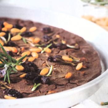 Castagnaccio (toskanischer Kastanienkuchen) - <a href="https://www.genussfreak.de/castagnaccio-toskanischer-kastanienkuchen" target="_blank">zum Rezept</a> - (c) Jörg Bornmann