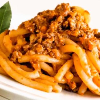 Pici al ragù di cinghiale (Pici mit Wildschwein-Ragout) - <a href="https://www.genussfreak.de/pici-al-ragu-di-cinghiale-pici-mit-wildschwein-ragout" target="_blank">zum Rezept</a> - (c) www.buonissimo.it
