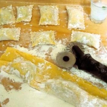 Tortelli Maremmani, die Füllung auf die Teigtaschen verteilen und die Teigtaschen schneiden - (c) Jörg Bornmann