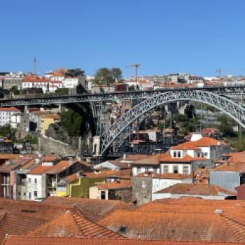 Auf der WOW Terrasse mit Blick über die Brücke von der Vila Nova Gaia auf das Altstadtviertel Ribeira - (c) Eva-Maria Mayring