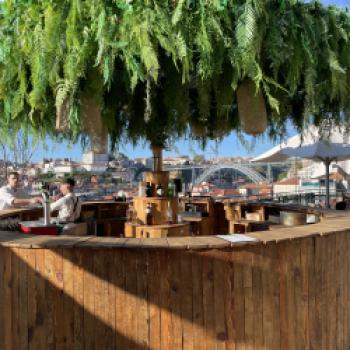 Auf der WOW Terrasse mit Blick über die Brücke von der Vila Nova Gaia auf das Altstadtviertel Ribeira - (c) Eva-Maria Mayring