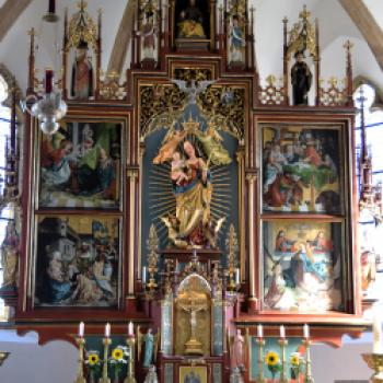 Das Altarbild der Kirche soll Mohr zu der Zeile „holder Knabe im lockigen Haar“ inspiriert haben - (c) Gabi Vögele