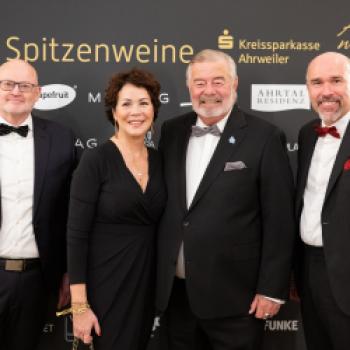 Andreas Lambeck, Geschäftsführer des Ahrwein e.V. (l.) und Guido Mombauer, Vorstandsvorsitzender der KSK Ahrweiler, begrüßen TV-Moderator Harry Wijnvoord und seine Frau - (c) Claudia Posern