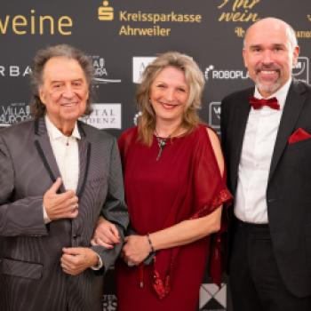 Guido Mombauer (r.) begrüßt die britische Pop-Legende Chris Andrews mit seiner Begleitung - (c) Claudia Posern