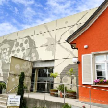 Sasbacher Keller mit seiner modernen Aluminiufassade - (c) Eva-Maria Mayring