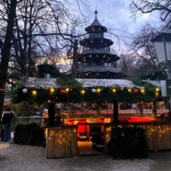 Idyllisch und romantisch – der Weihnachtsmarkt am Chinesischen Turm in München - (c) Gabi Dräger