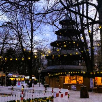 Idyllisch und romantisch – der Weihnachtsmarkt am Chinesischen Turm in München - (c) Gabi Dräger