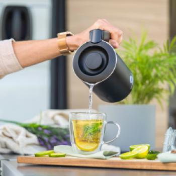 Der Reise Wasserkocher WK 1000 von Rommelsbacher  Klein genug fürs Gepäck. Groß genug für den Kaffee- und Teemoment - (c) Rommelsbacher