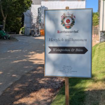 Karthäuserhof: Wo sieben Jahrhunderte im Glas nachwirken - 1335 gründeten Karthäusermönche den Weinbaubetrieb, seit 1811 befindet sich das Gut in siebter Generation in Familienhand - (c) Carola Faber