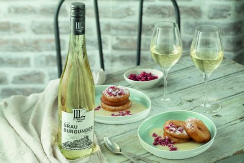 Apfelküchle mit leichter Weinschaumsoße und Granatapfelkernen mit Blanc de Noirs - (c) elfhundertzwölf Apfelküchle mit leichter Weinschaumsoße und Granatapfelkernen mit Blanc de Noirs - (c) elfhundertzwölf