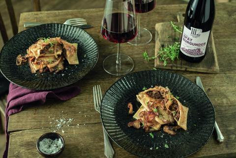 Maultaschen mit Wildragout-Füllung, gebratenen Steinpilzen und karamellisierten Zwiebeln - (c) elfhundertzwölf Maultaschen mit Wildragout-Füllung, gebratenen Steinpilzen und karamellisierten Zwiebeln - (c) elfhundertzwölf