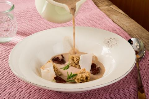 Käferbohnenschaumsuppe - (c) Stefan Kristoferitsch mit freundlicher Genehmigung der Gemeinschaft Steirisches Kürbiskernöl g.g.A. Käferbohnenschaumsuppe - (c) Stefan Kristoferitsch mit freundlicher Genehmigung der Gemeinschaft Steirisches Kürbiskernöl g.g.A.