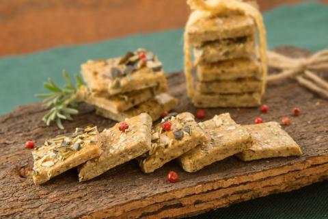 Steirische Kürbiskernöl-Cracker - (c) Stefan Kristoferitsch mit freundlicher Genehmigung der Gemeinschaft Steirisches Kürbiskernöl g.g.A. Steirische Kürbiskernöl-Cracker - (c) Stefan Kristoferitsch mit freundlicher Genehmigung der Gemeinschaft Steirisches Kürbiskernöl g.g.A.