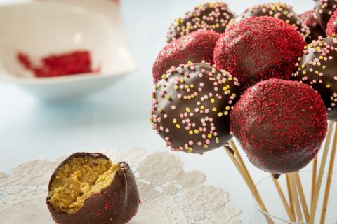 Kernöl-Cake Pops - (c) Stefan Kristoferitsch mit freundlicher Genehmigung der Gemeinschaft Steirisches Kürbiskernöl g.g.A. Kernöl-Cake Pops - (c) Stefan Kristoferitsch mit freundlicher Genehmigung der Gemeinschaft Steirisches Kürbiskernöl g.g.A.