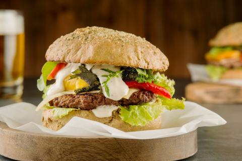 Steirischer Beef-Burger mit Ofengemüse - (c) Stefan Kristoferitsch mit freundlicher Genehmigung der Gemeinschaft Steirisches Kürbiskernöl g.g.A. Steirischer Beef-Burger mit Ofengemüse - (c) Stefan Kristoferitsch mit freundlicher Genehmigung der Gemeinschaft Steirisches Kürbiskernöl g.g.A.