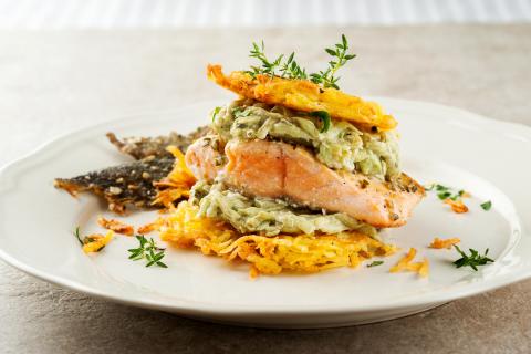 Röstitürmchen mit gebratenen Lachs und Steirischen Kürbiskernöltsatsiki - (c) Stefan Kristoferitsch mit freundlicher Genehmigung der Gemeinschaft Steirisches Kürbiskernöl g.g.A. Röstitürmchen mit gebratenen Lachs und Steirischen Kürbiskernöltsatsiki - (c) Stefan Kristoferitsch mit freundlicher Genehmigung der Gemeinschaft Steirisches Kürbiskernöl g.g.A.