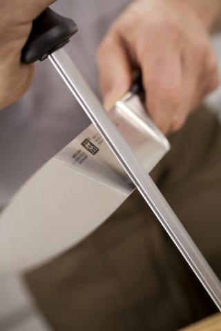 Richtig angewendet wird der Wetzstahl, indem man die Spitze auf eine ebene Fläche stellt und die Messerklinge in einem 15-Grad-Winkel in einem leichten Bogen mit mäßigem Druck nach unten zieht. Richtig angewendet wird der Wetzstahl, indem man die Spitze auf eine ebene Fläche stellt und die Messerklinge in einem 15-Grad-Winkel in einem leichten Bogen mit mäßigem Druck nach unten zieht.